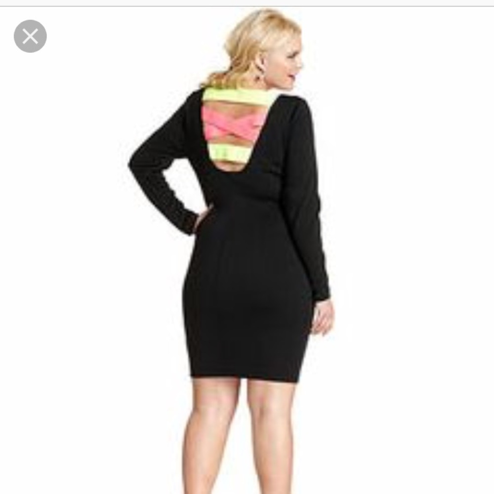 Little black dress with a twist 👗